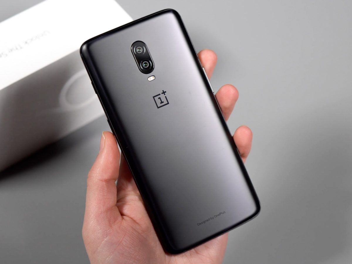 T обзор. ONEPLUS 6t глянец. ONEPLUS 65t. One Plus 6t в руке.