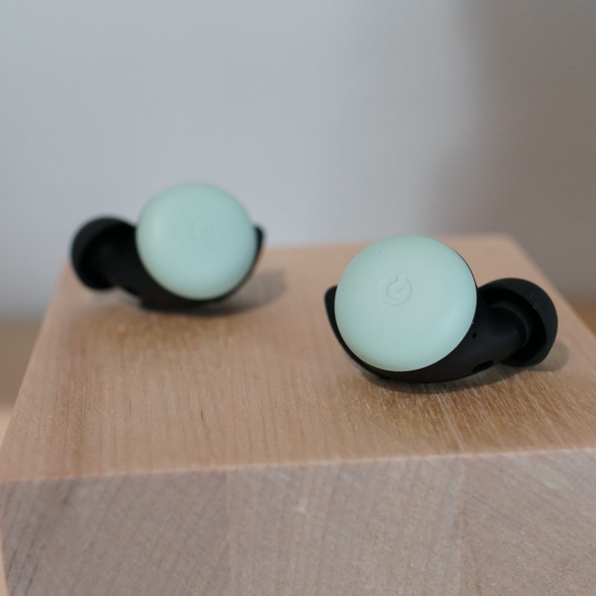 Google Pixel Buds Take on AirPods and Echo Buds Despite Premium