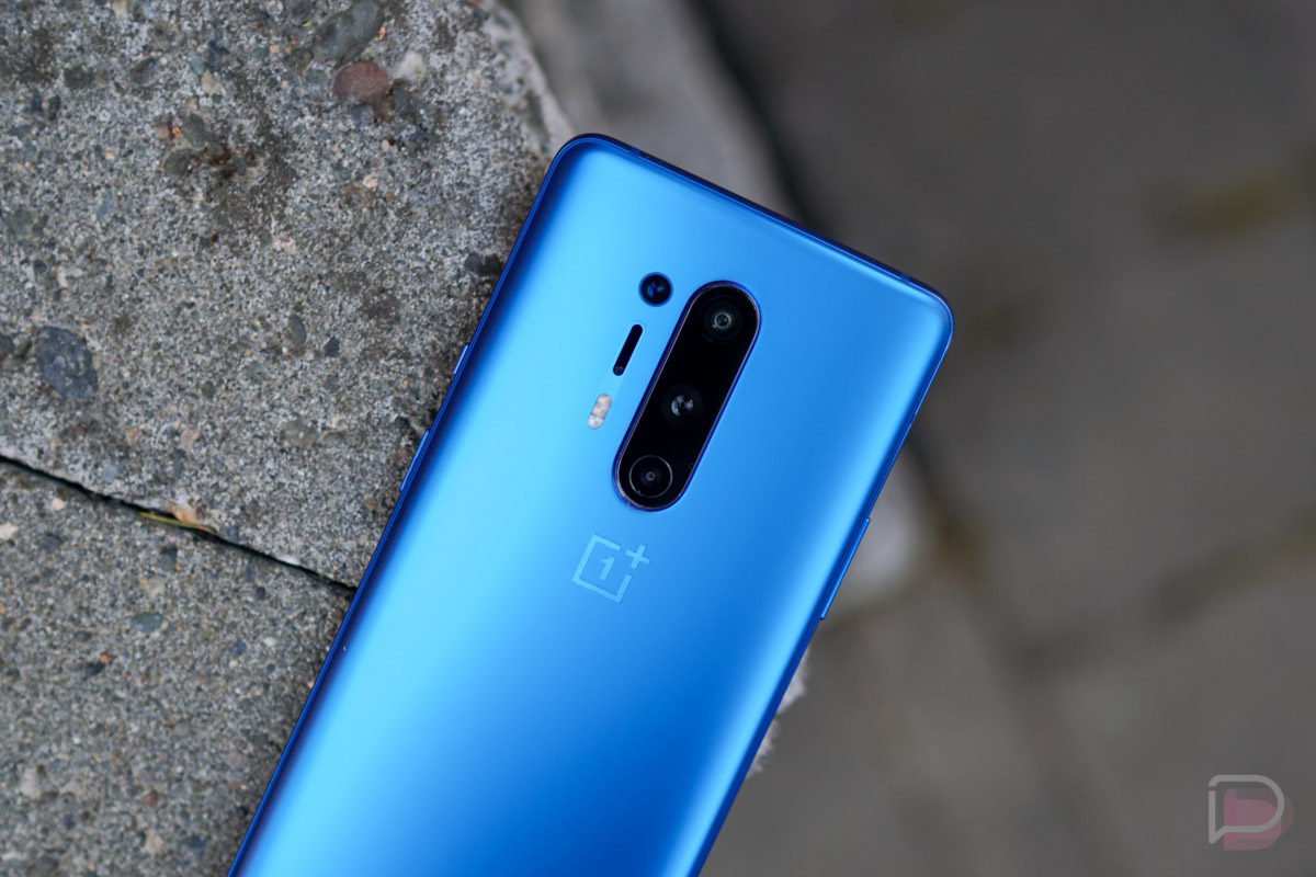 Почему на oneplus 8 pro при заблокирован экране через камеру