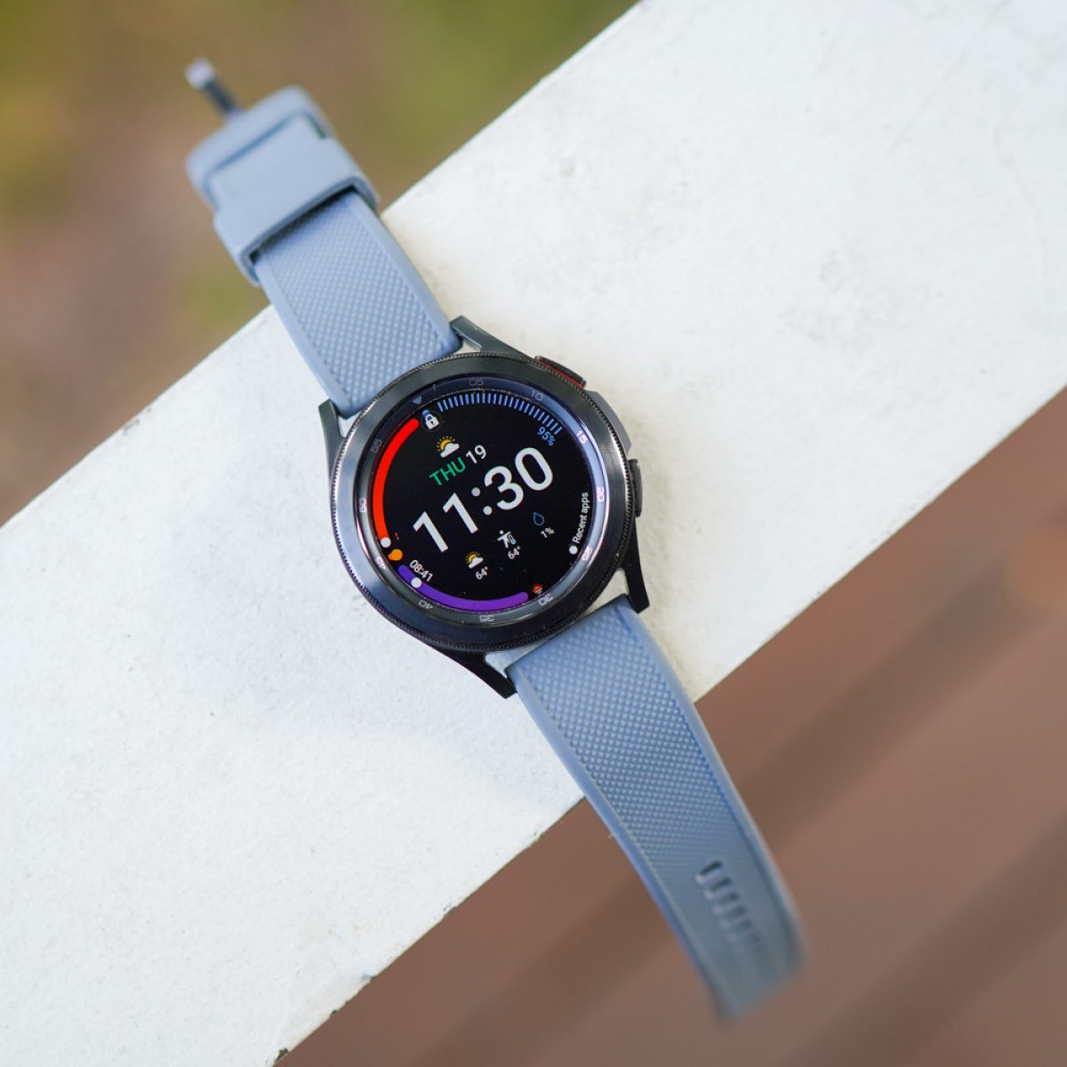 Does the Samsung Galaxy Watch 6 Classic use standard bands?
