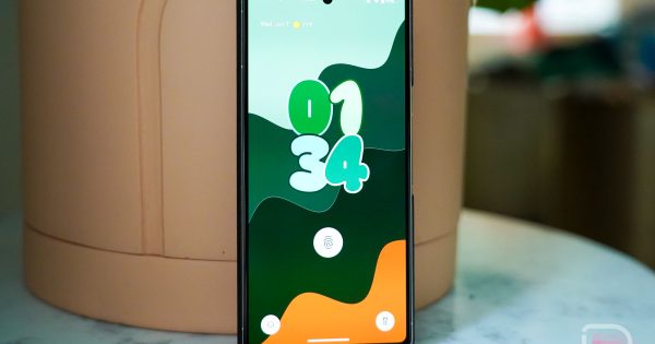 New Android 14 Beta Adds Awesome New Lock Screen Clocks