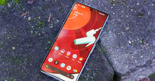 Pixel 8 Pro Owners, Are We Missing the Curved Display?